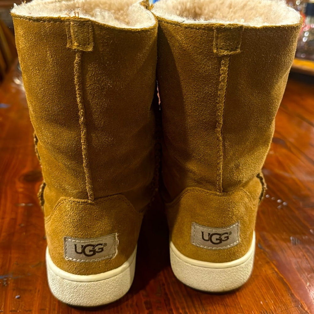 Size 8 Ugg Mika classic sheepskin foldable sneaker